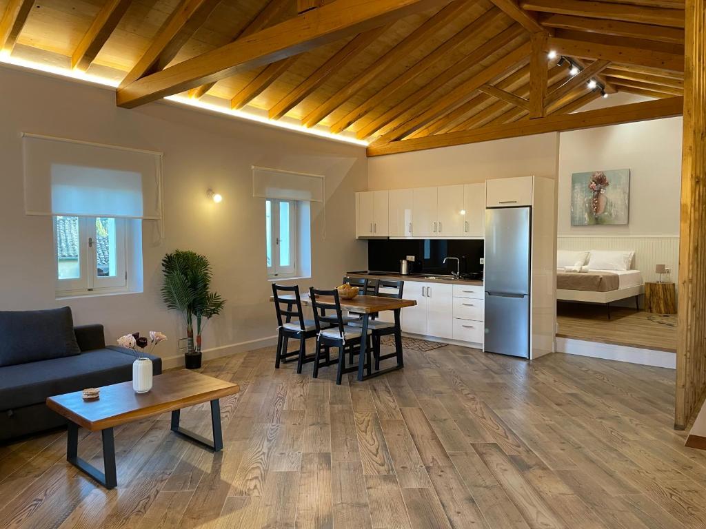 Goninos Jacuzzi Suite 5