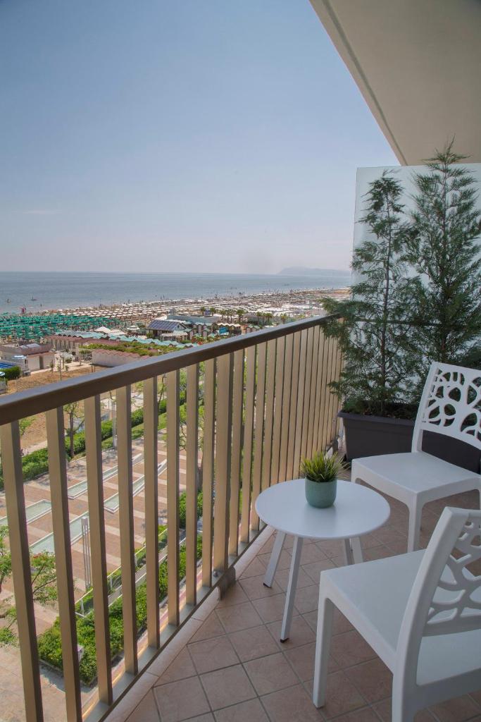 un balcon avec une table et des chaises et une vue dans l'établissement Hotel Mon Cheri, à Riccione 87 autres photos