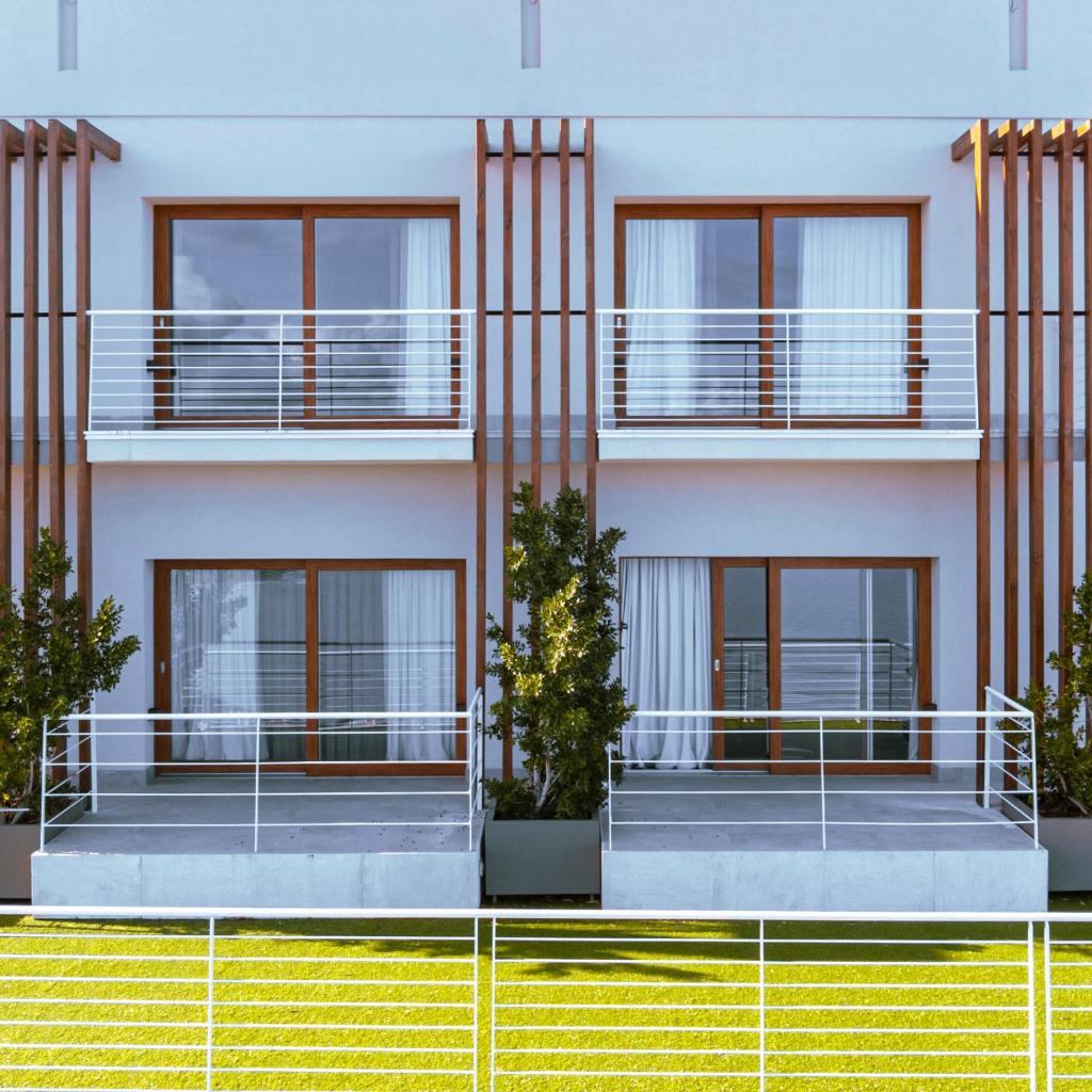 - un bâtiment blanc avec des escaliers devant dans l'établissement Hotel Belvedere Resort, à Castellammare del Golfo 73 autres photos