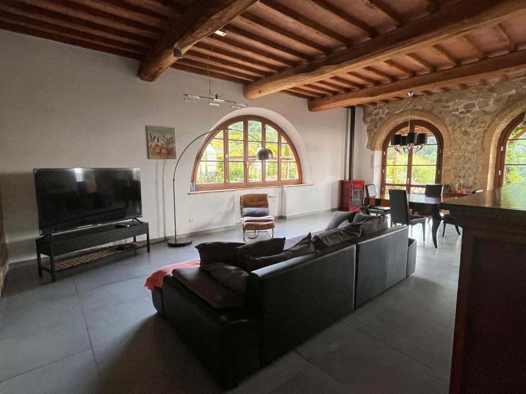 un salon avec des canapés et une télévision à écran plat dans l'établissement Villa Bella Costa, à Monticello