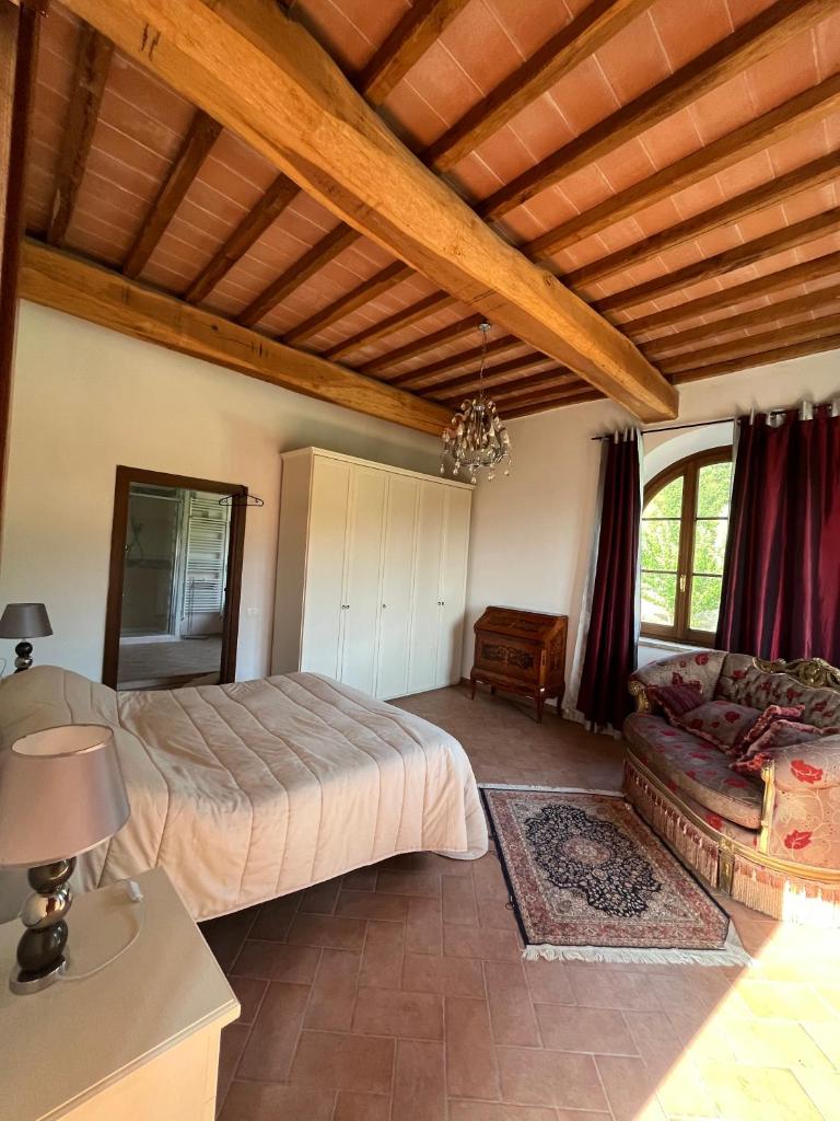 une chambre avec un lit et un canapé dans une pièce dans l'établissement Villa Bella Costa, à Monticello