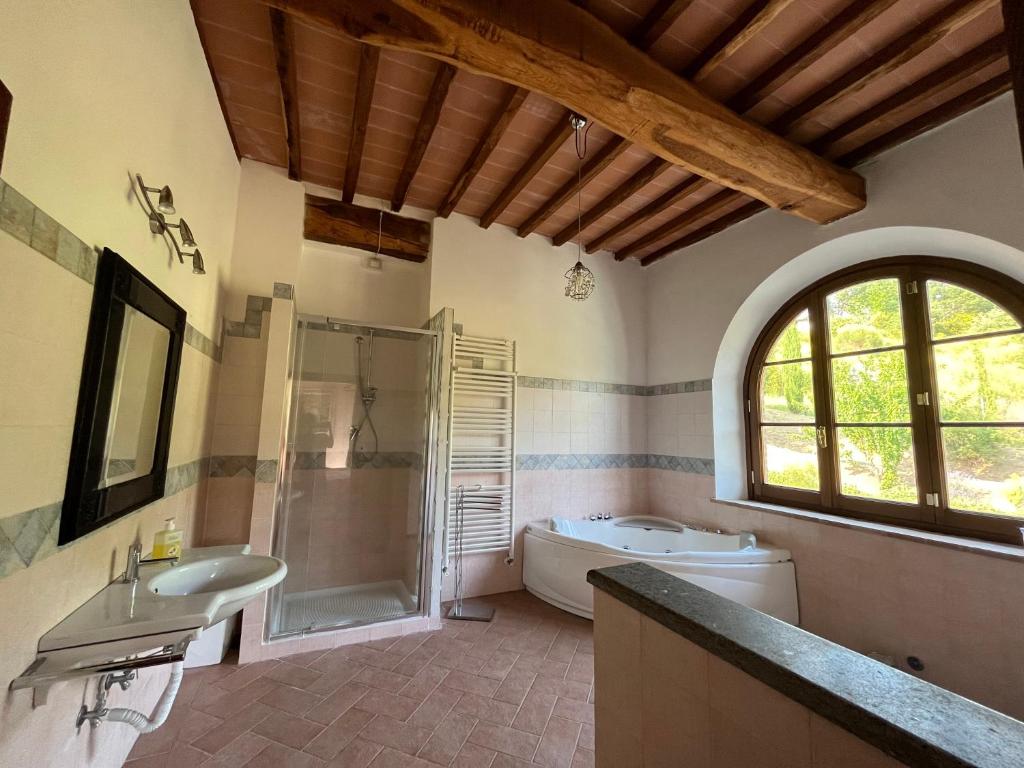 une salle de bain avec une baignoire, une douche et un lavabo dans l'établissement Villa Bella Costa, à Monticello