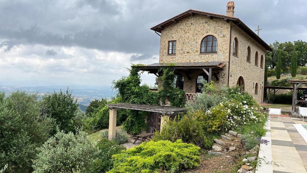 une maison au sommet d'une colline avec végétation dans l'établissement Villa Bella Costa, à Monticello