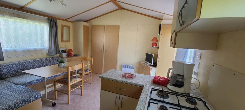 Cette petite chambre comprend une cuisine et un salon. dans l'établissement Mobil-home gorges du verdon lac de sainte croix camping poney, à Sainte-Croix-de-Verdon 7 autres photos