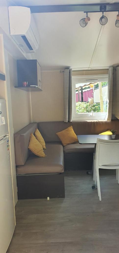 un petit salon avec un canapé et une table dans l'établissement Mobil Home climatisé 6 personnes, à La Roque-dʼAnthéron
