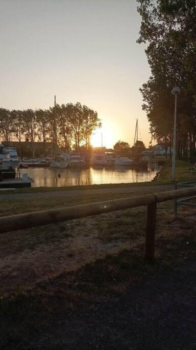 Photo de la galerie de l'établissement Voilier de charme en acajou., à Ouistreham