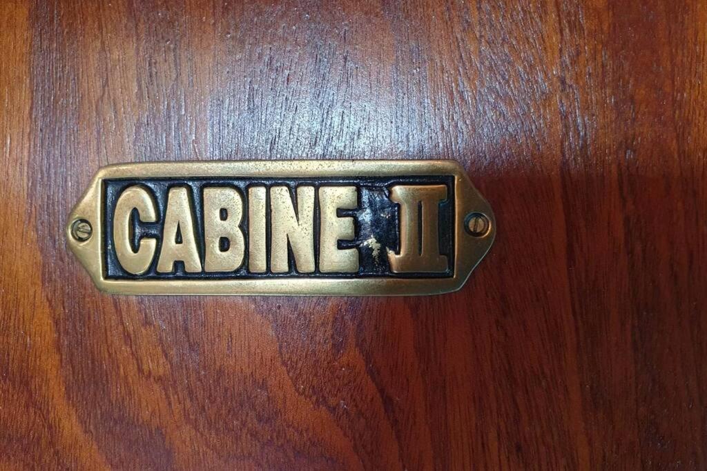 Photo de la galerie de l'établissement Voilier de charme en acajou., à Ouistreham 14 autres photos