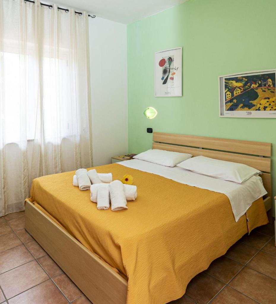 une chambre avec un grand lit avec des serviettes dessus dans l'établissement Il Calabriano Residence, à Zambrone 100 autres photos