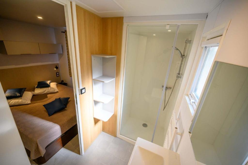 - une petite chambre avec une douche et un lit dans l'établissement Le Clos de Barbey, à Bauduen
