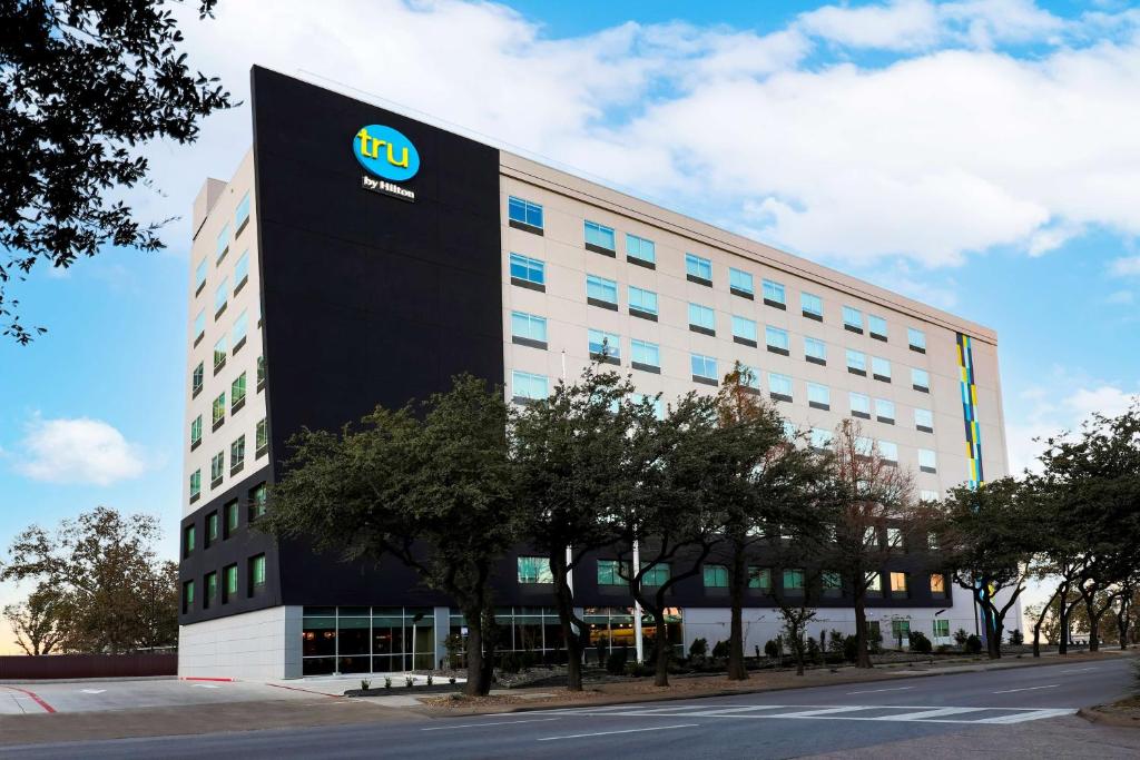 Tru By Hilton Dallas Market Center Image