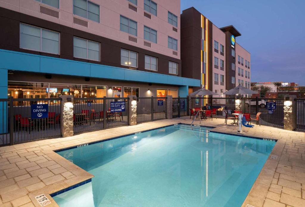 Tru By Hilton Phoenix Glendale Westgate Image
