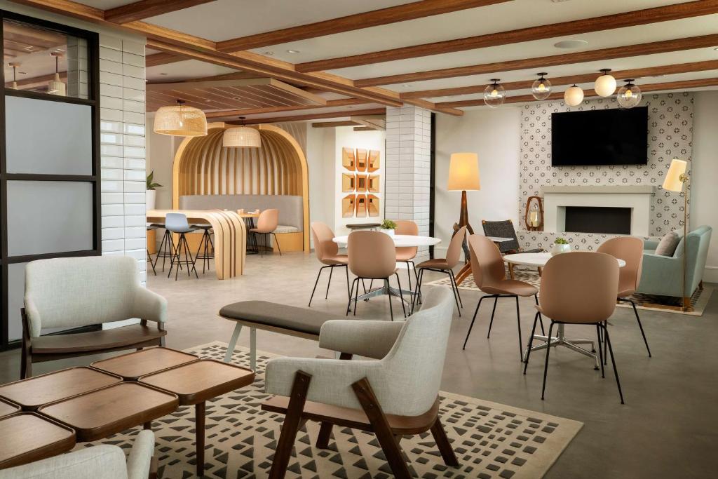 The Monsaraz San Diego, Tapestry Collection By Hilton Image