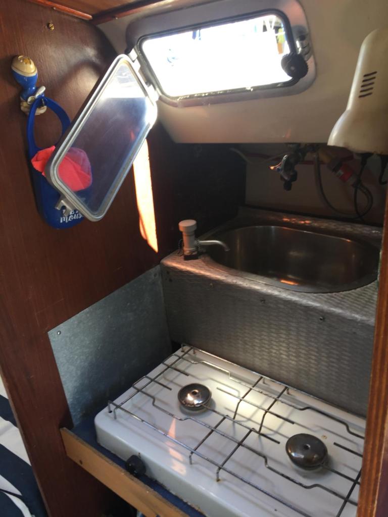 - une petite cuisine avec évier dans l'établissement Petit voilier à quai Port Barcares, au Barcarès