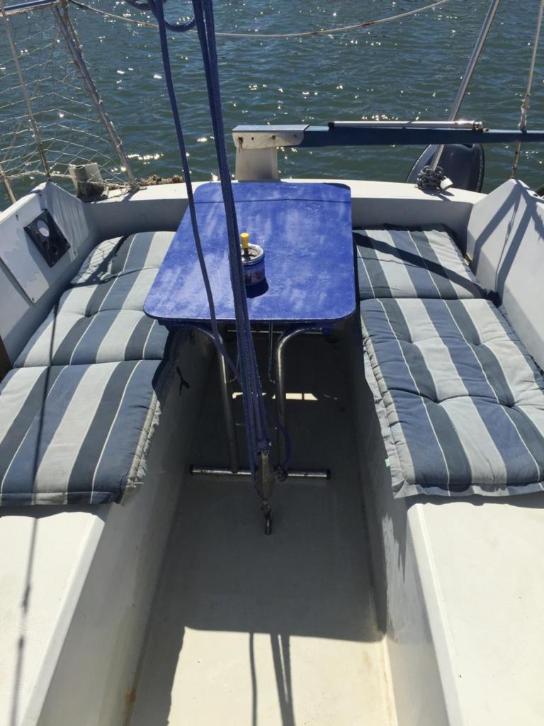 une table à l'arrière d'un bateau dans l'établissement Petit voilier à quai Port Barcares, au Barcarès
