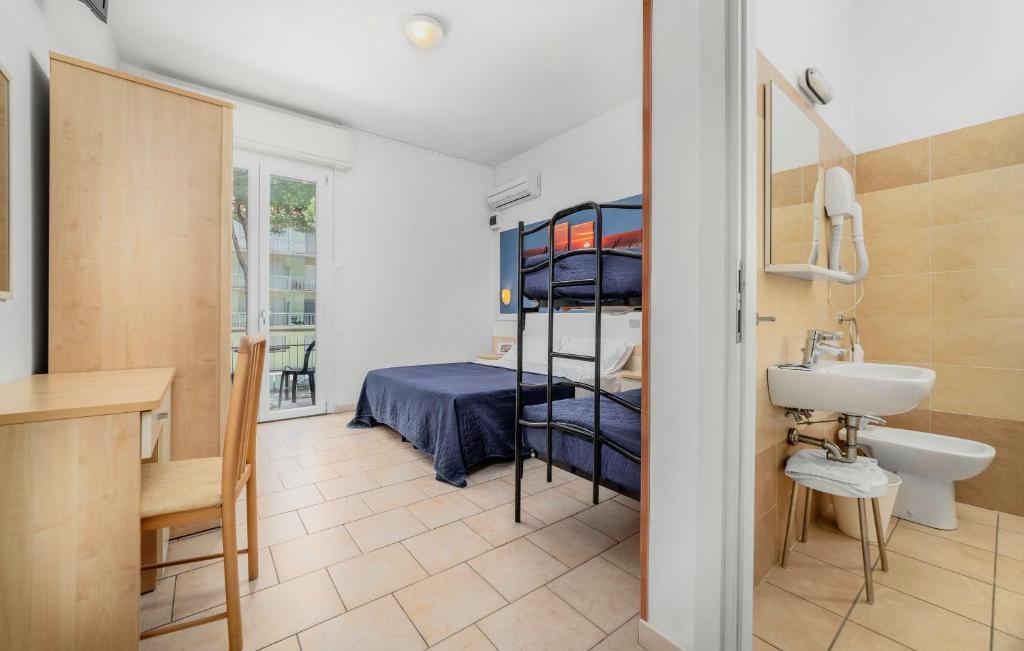 La salle de bains est pourvue d'un lavabo et d'un lit dans la chambre. dans l'établissement HOTEL OLIVER, à Cervia