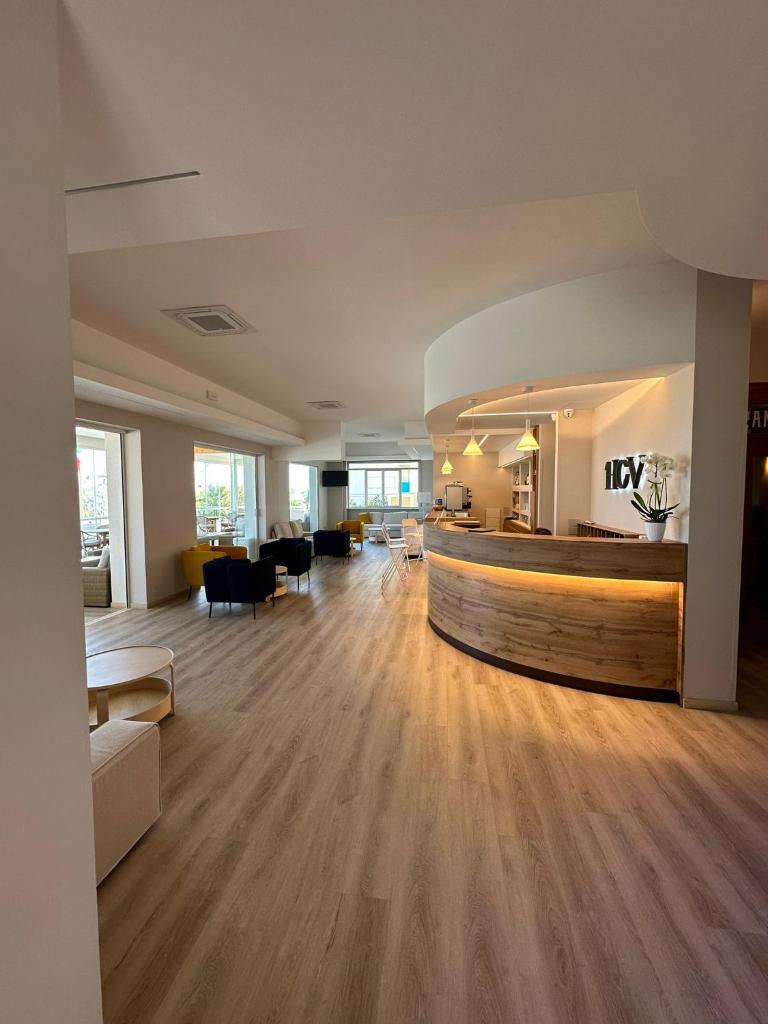 une grande pièce avec un hall d'entrée avec un plancher en bois dans l'établissement Hotel Costa Verde, à Pineto