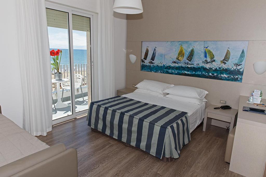 une chambre avec un lit et une vue sur l'océan dans l'établissement Hotel Sirenetta, à Lido di Jesolo 56 autres photos