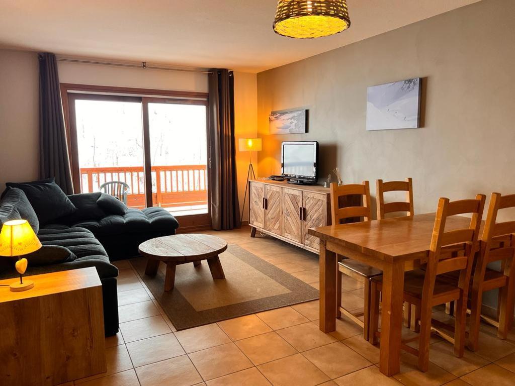 un salon avec un canapé et une table dans l'établissement Appartement station Sainte Foy Tarentaise, à Sainte-Foy-Tarentaise