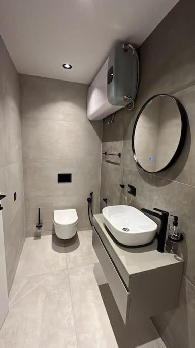Amber Home - brand NEW luxury 1 bedroom apartment located in the very city center 3