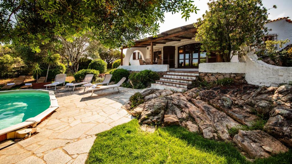 une maison avec une piscine dans une cour dans l'établissement VILLA ISA 6, Emma Villas, à Palau