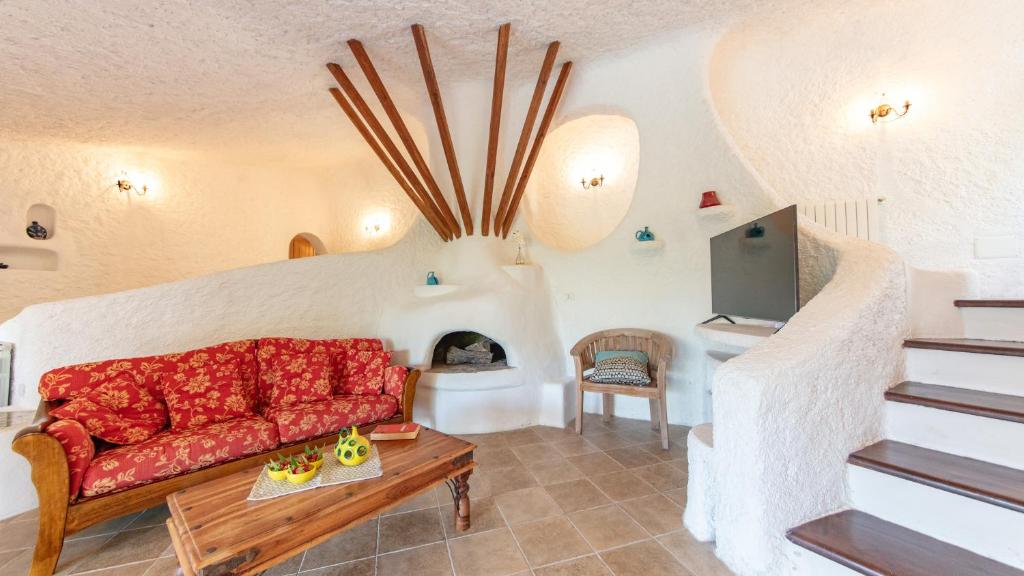 un salon avec un canapé rouge et une télévision dans l'établissement VILLA ISA 6, Emma Villas, à Palau