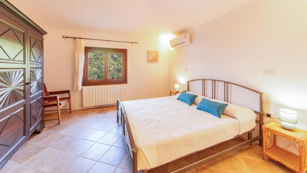 une chambre avec un lit, un bureau et une fenêtre dans l'établissement VILLA ISA 6, Emma Villas, à Palau 20 autres photos