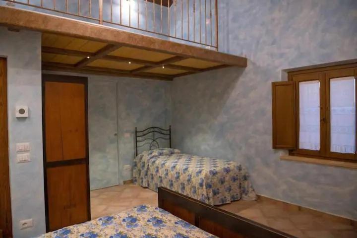 - une chambre avec 2 lits et un escalier dans l'établissement Casolare della Quiete, à Corridonia 36 autres photos