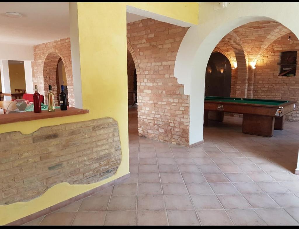 un salon avec une table de billard dans un immeuble dans l'établissement Casolare della Quiete, à Corridonia