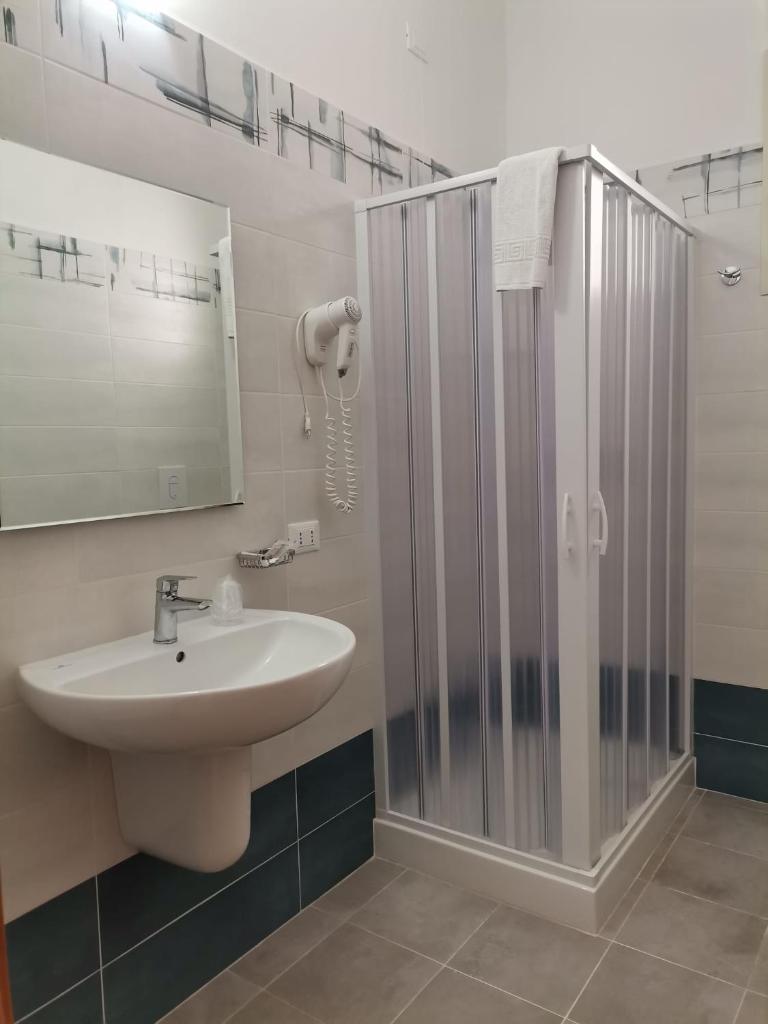 une salle de bain avec un lavabo et une douche dans l'établissement Hotel Ponte, à Vieste