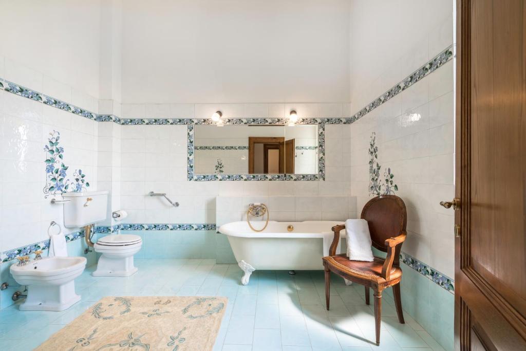 une salle de bain avec une baignoire, des toilettes et un lavabo dans l'établissement Villa Licia, Val D'orcia, Private Pool, Jacuzzi, Wifi, à Chiusi