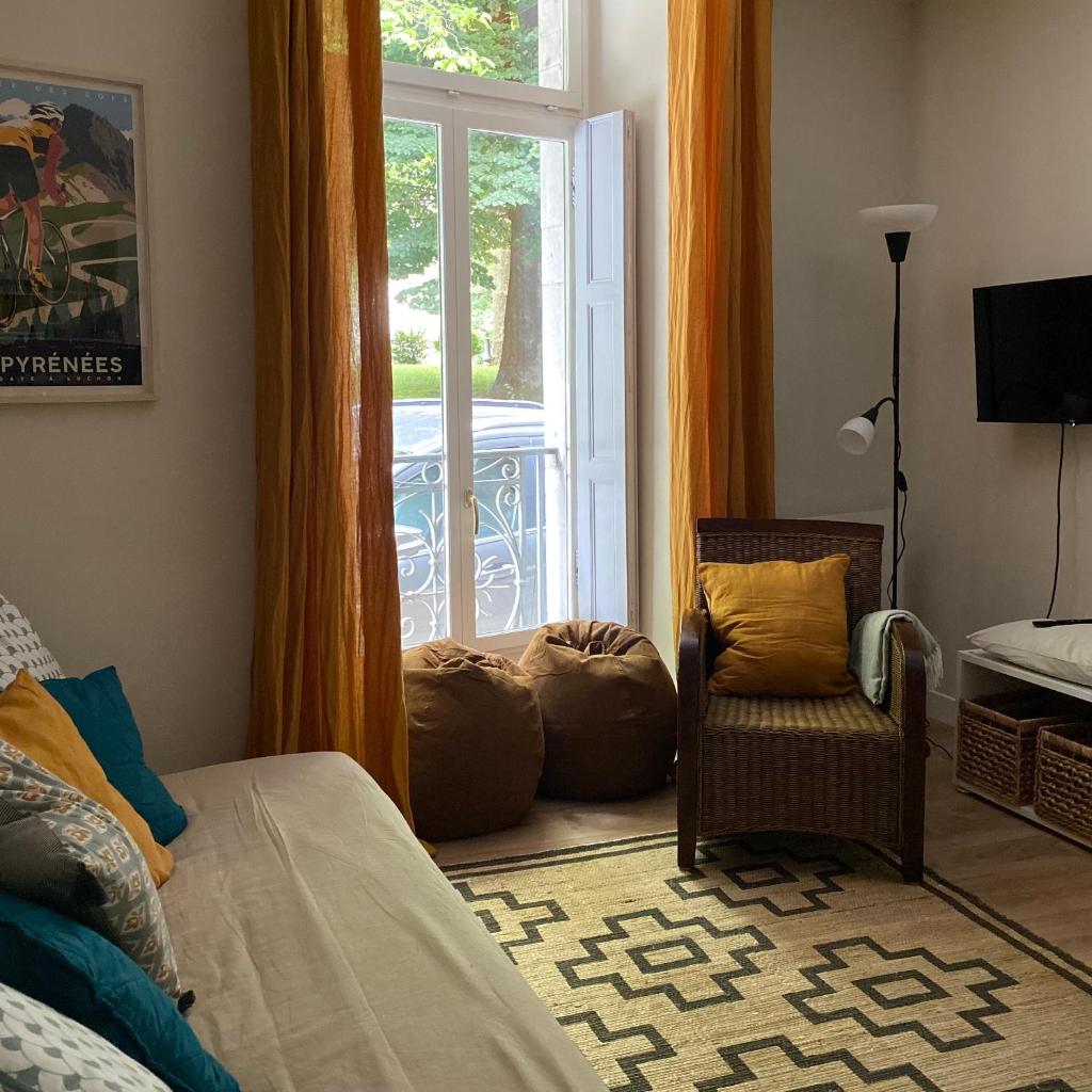 une chambre avec un lit, une chaise et une fenêtre dans l'établissement Fantastic Ground Floor Apartment Opposite Thermes, à Luchon