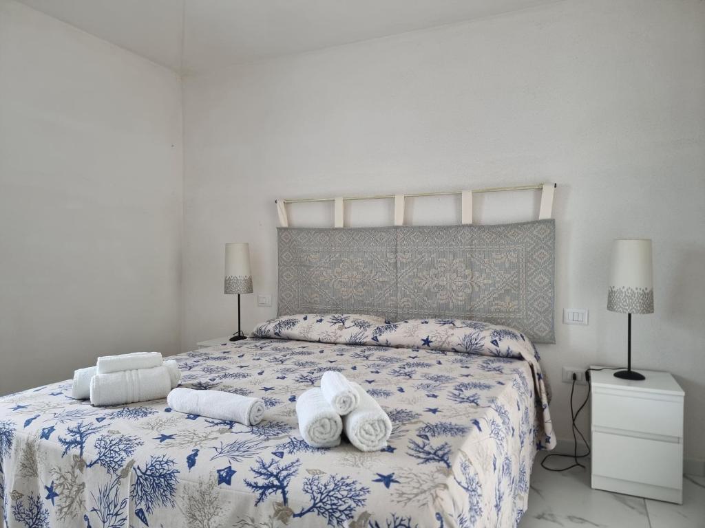 une chambre avec un lit avec des serviettes dessus dans l'établissement Le Ville Del Colle, à Budoni 52 autres photos