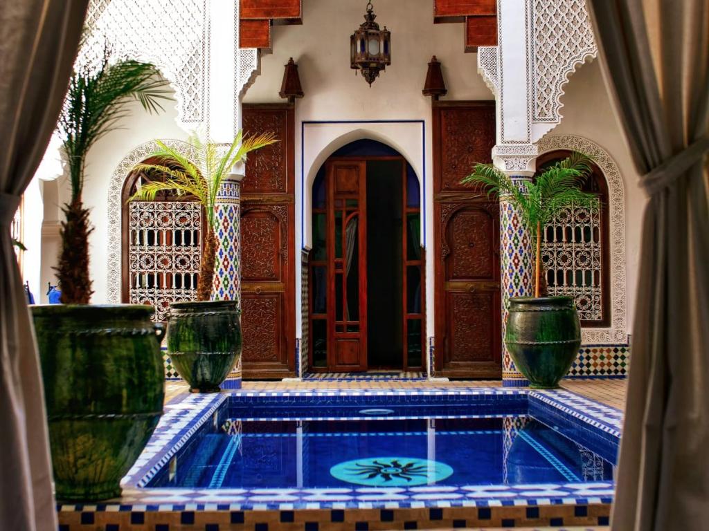 une cour avec piscine dans un immeuble dans l'établissement Riad Malida Marrakech, à Marrakech