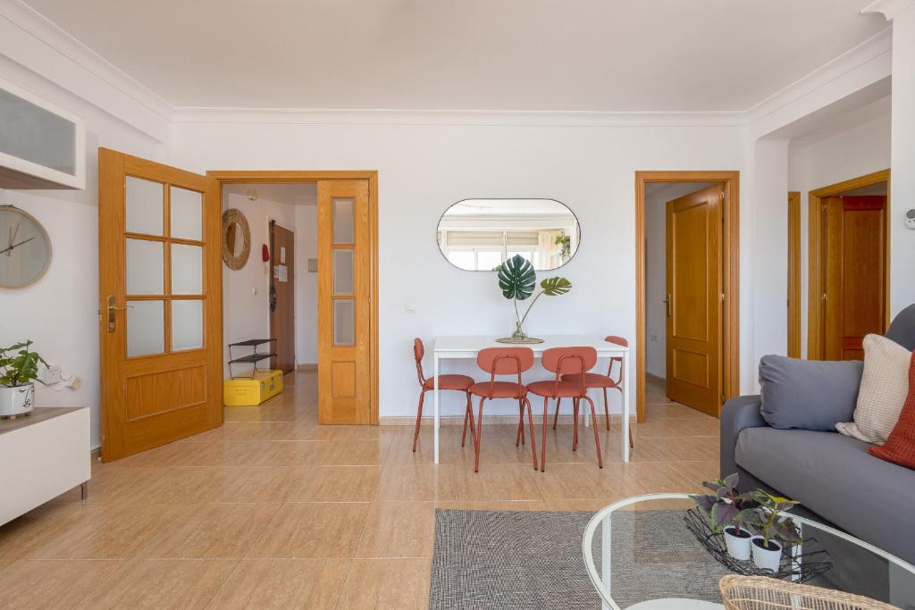 C27 Great 3 Bedroom Apt Close to Center