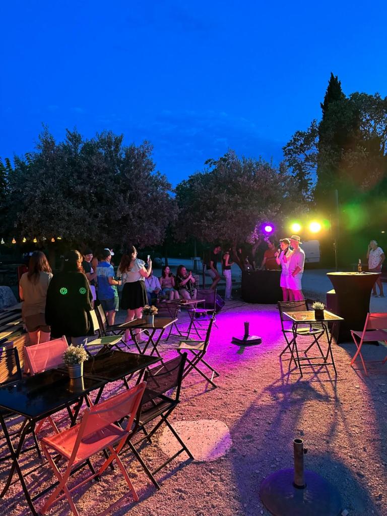 un groupe de tables et de chaises pour une fête la nuit dans l'établissement Camping L' Arlesienne, à Arles 37 autres photos