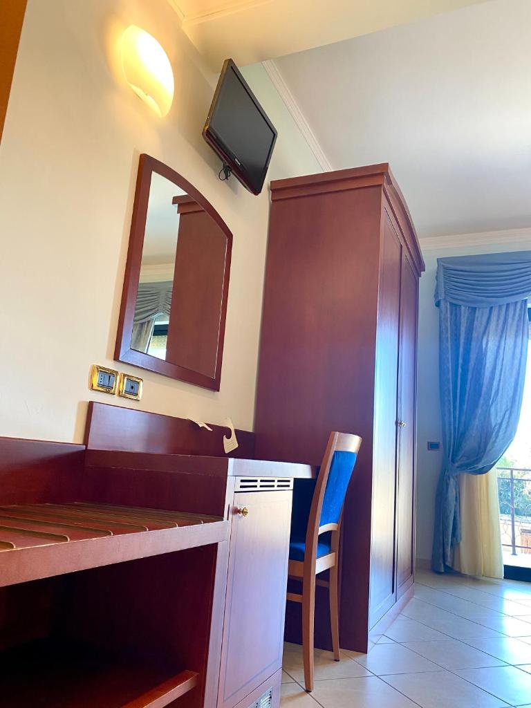 - une cuisine avec un évier et un miroir mural dans l'établissement Hotel Sangro, à Mozzagrogna