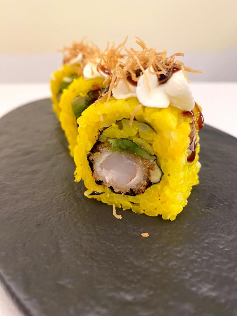 un morceau de nourriture assis sur une plaque noire dans l'établissement Hotel Sangro, à Mozzagrogna