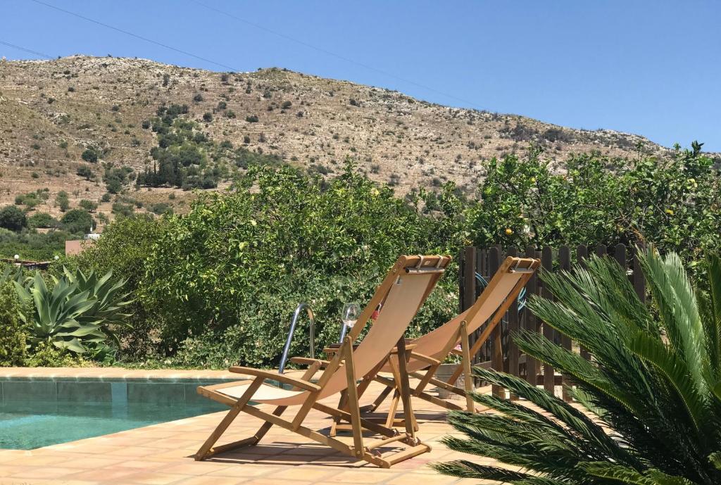 2 transats installés à côté de la piscine dans l'établissement Authentic Sicilian Charm, pool, sea view, wi-fi & parking, à Avola