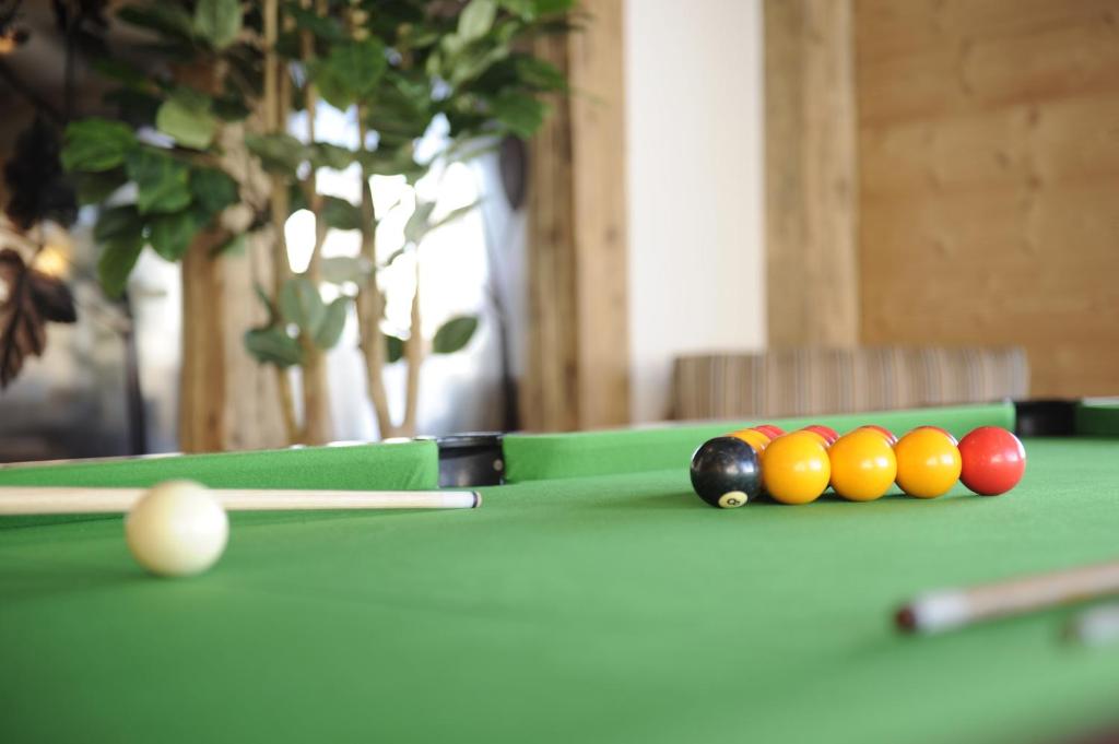 - un billard vert avec des billes au-dessus dans l'établissement CGH Résidences & Spas l'Orée des Neiges, à Landry