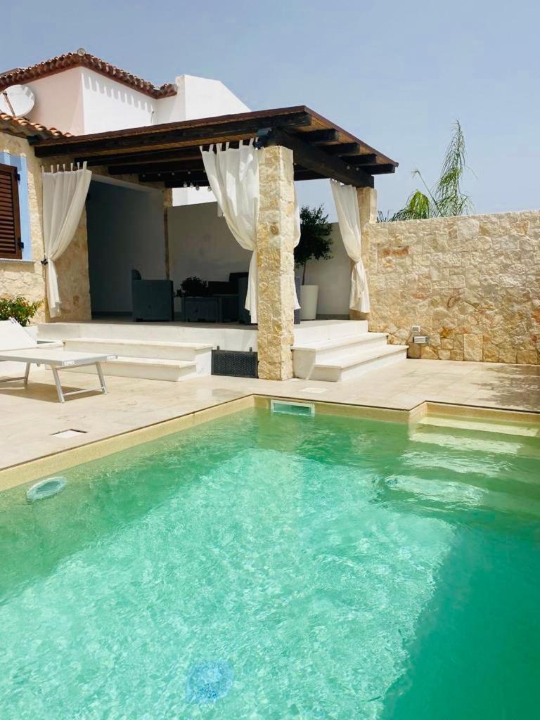 une piscine devant une maison dans l'établissement VILLA AMBRA, à Tertenìa