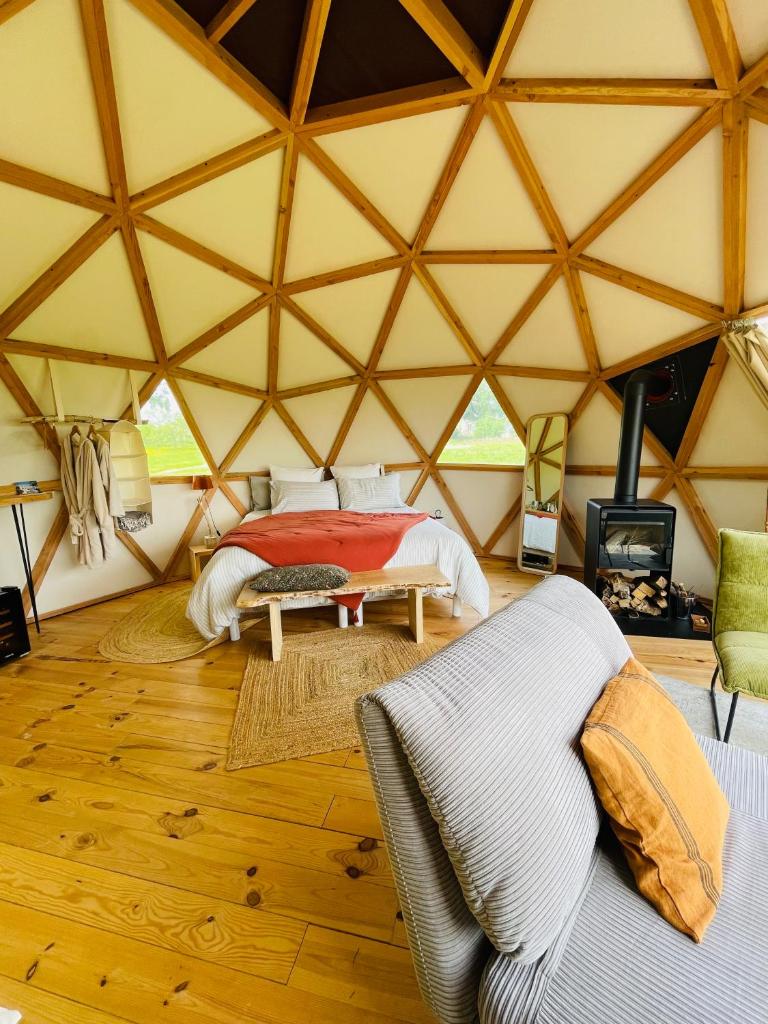 - une chambre avec un lit dans une yourte dans l'établissement Dôme insolite Cèdre jacuzzi et petits déjeuners inclus, à Lagraulet-du-Gers