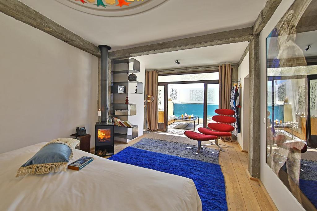 - une chambre avec un lit et une chambre avec vue sur l'océan dans l'établissement Riad EspritBleu - Adult Only, à Essaouira