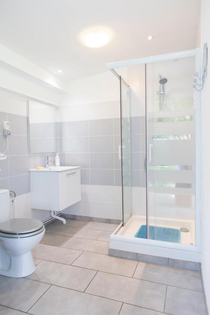 une salle de bain avec une douche, des toilettes et un lavabo dans l'établissement Rando-Yourte, à Paluel