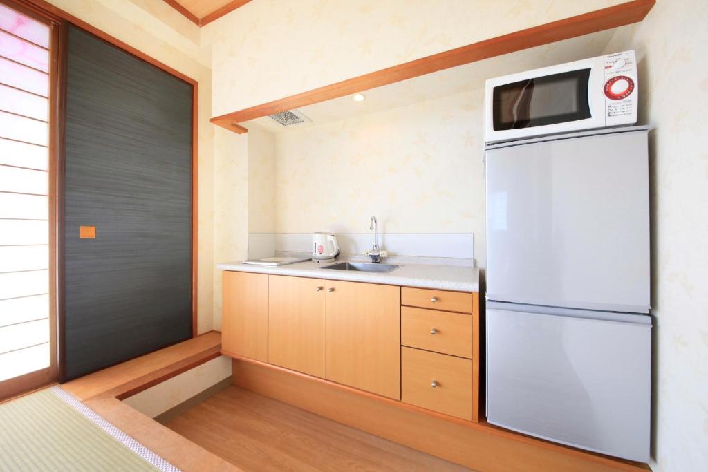 une petite cuisine avec un réfrigérateur et un évier dans l'établissement Yutorelo-an ANNEX, à Hakone