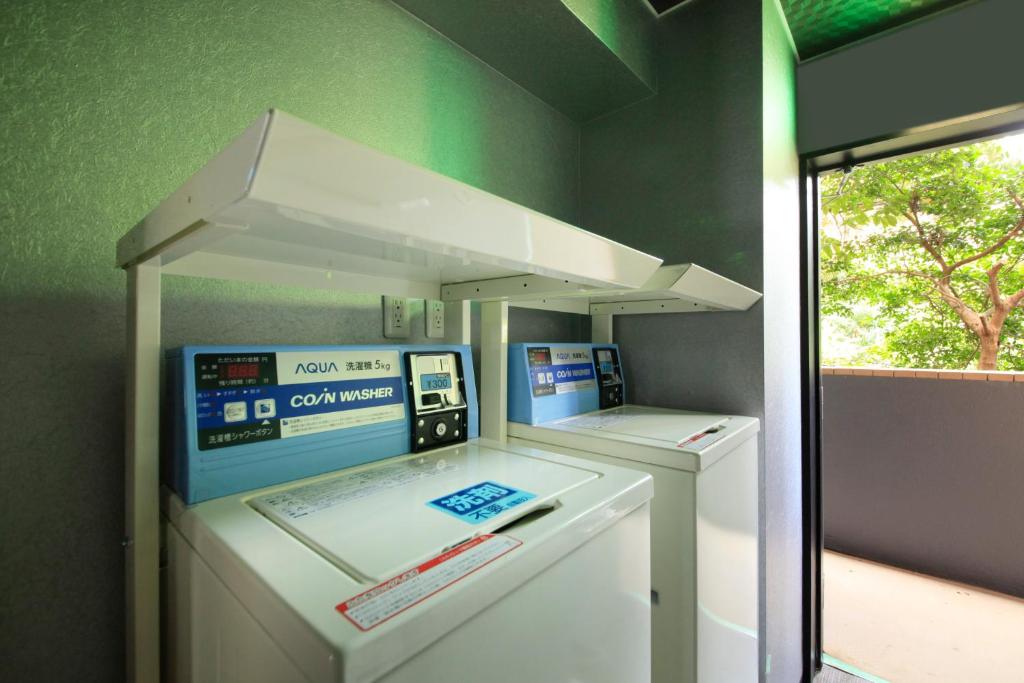 une exposition avec deux machines dans une pièce dans l'établissement Yutorelo-an ANNEX, à Hakone 30 autres photos