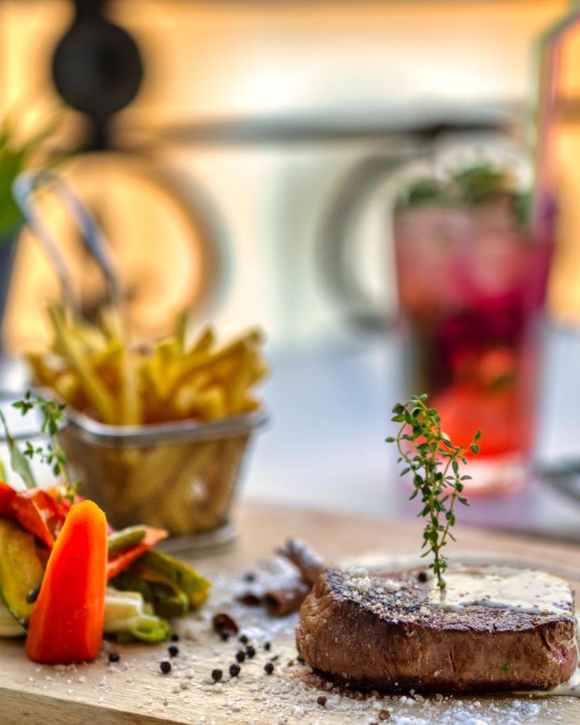 d'un morceau de viande sur une planche à découper avec des légumes dans l'établissement Riad Hicham, à Chefchaouen 33 autres photos