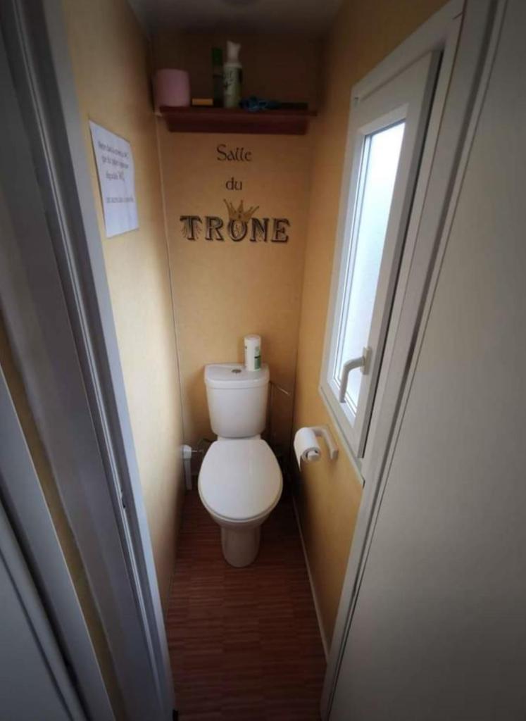 Photo de la galerie de l'établissement Mobil-home 6 personnes climatisé dans camping avec piscine, à Fréjus