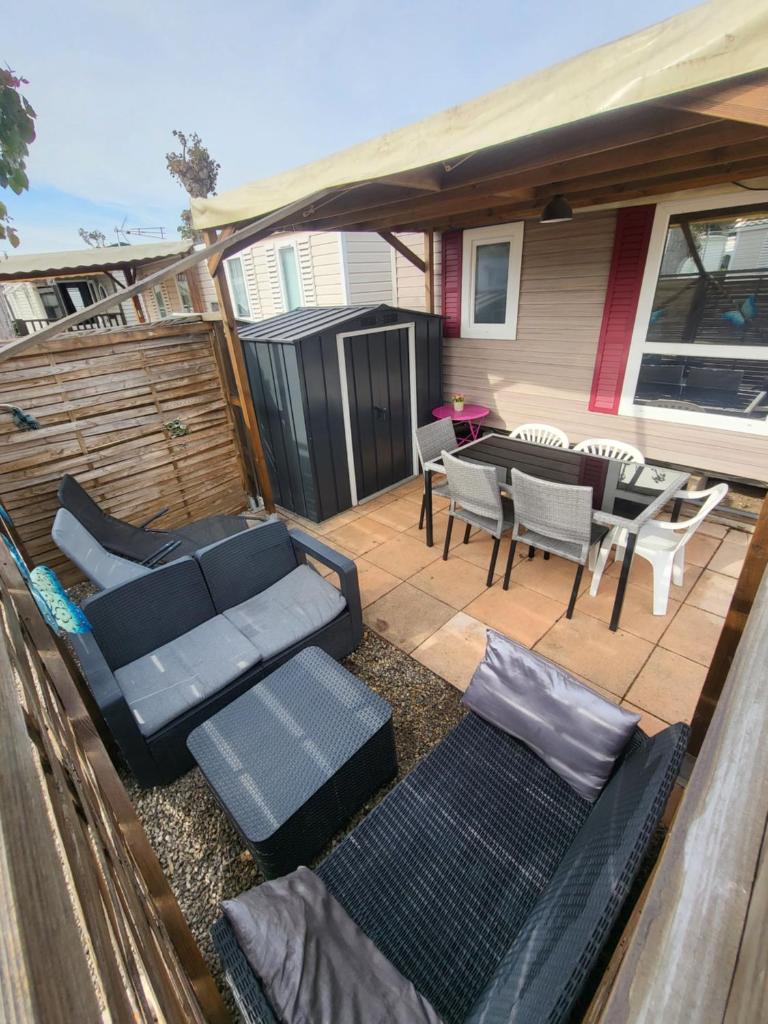Photo de la galerie de l'établissement Mobil-home 6 personnes climatisé dans camping avec piscine, à Fréjus
