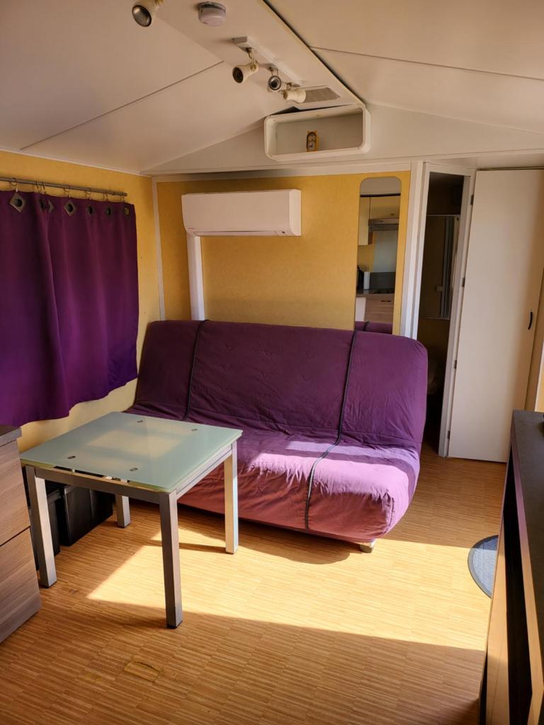 Photo de la galerie de l'établissement Mobil-home 6 personnes climatisé dans camping avec piscine, à Fréjus