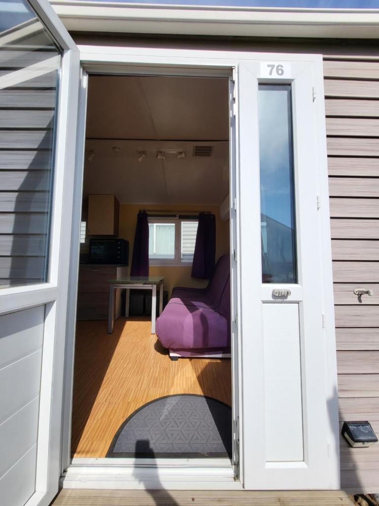 Photo de la galerie de l'établissement Mobil-home 6 personnes climatisé dans camping avec piscine, à Fréjus